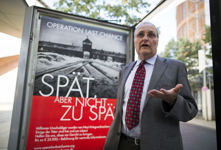 Efraim Zuroff, forstöðumaður Simon Wiesenthal-stofnunarinnar, við eitt auglýsingaskiltanna í Þýskalandi.