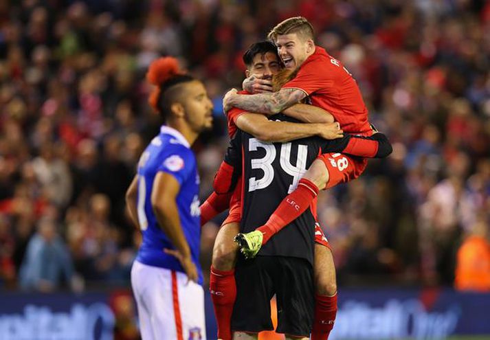 Alberto Moreno og Emre Can fagna Adam Bogdan sem varði þrjár spyrnur í vítakeppninni.