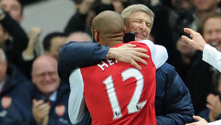 Thierry Henry fagnar marki með Arsene Wenger.