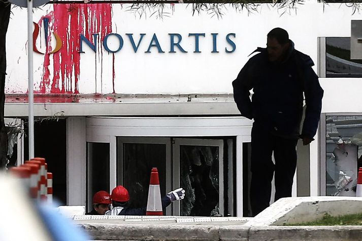 Mótmælendur hafa atað höfuðstöðvar Novartis í Grikklandi út í málningu. Fyrirtækið er sakað um að múta stjórnmálamönnum, embættismönnum og læknum þar og um að blása upp lyfjaverð.