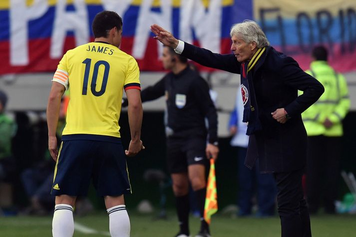 James Rodriguez tekur við skipunum frá þjálfaranum Jose Pekerman.