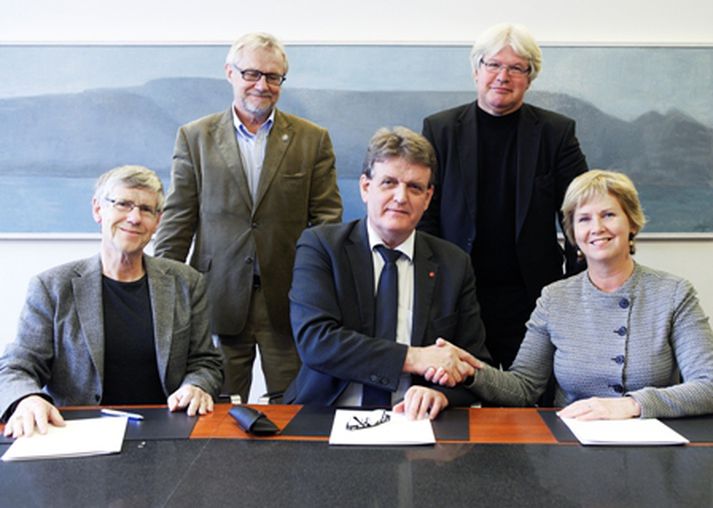 Við undirritun samningsins í dag.