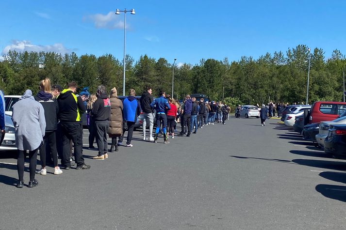 Nokkur röð hefur myndast á bílastæðinu við Laugardalshöll.