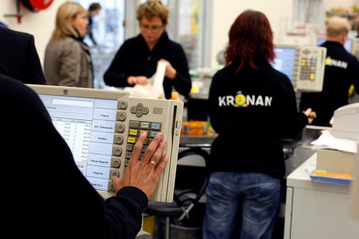 Starfsmaður Krónunnar að störfum