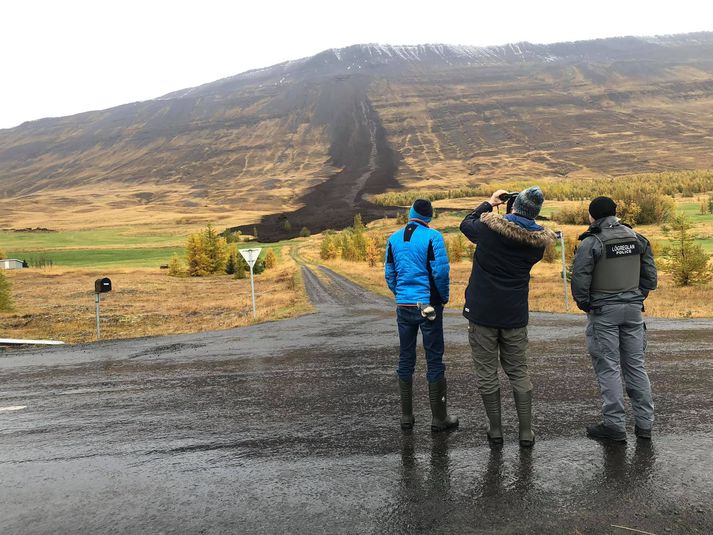 Aurskriðan stöðvaðist við bæjarhól skammt frá íbúðarhúsinu á Gilsá II. Sérfræðingar Veðurstofunnar mættu á vettvang til að meta umfang aurskriðunnar.