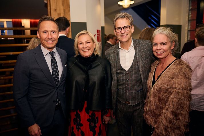 Björn Skúlason forsetamaki, Halla Tómasdóttir forseti, Magnús Geir Þórðarson Þjóðleikhússtjóri og Ingibjörg Ösp Stefánsdóttir, stjórnandi rekstrarráðgafar Expectus kampakát á frumsýningu Nýtt eldhús eftir máli.