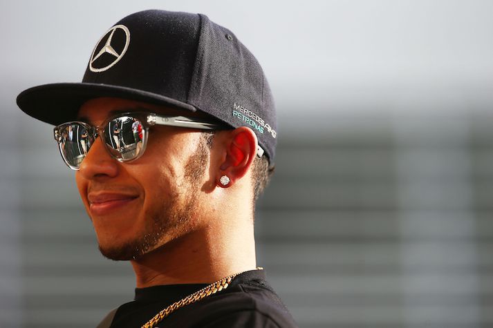 Lewis Hamilton segir ekkert eiga vantalað við liðsfélaga sinn hjá Mercedes, Nico Rosberg.