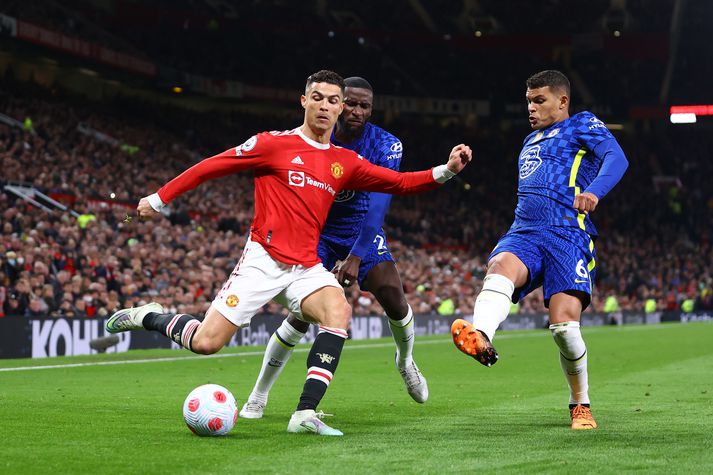 Cristiano Ronaldo sækir á vörn Chelsea.