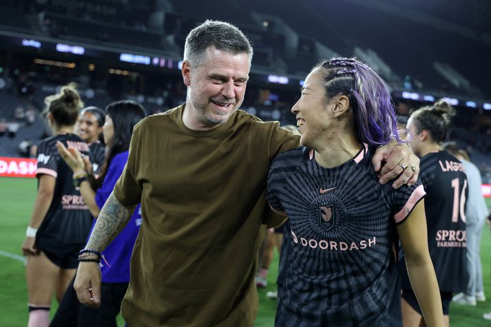 Alex Straus verður ekki lengur þjálfari Sveindísar Jane hjá Angel City