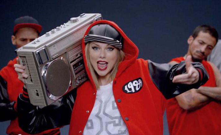 Úr myndbandinu "Shake It Up". Taylor Swift í skopparafötum með "gettóblaster".