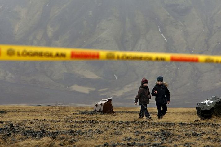 Fjöldi fólks lagði bílum sínum innst í Fljótshlíðinni í gær og hvessti augun á jökulinn. Sumir fóru í stuttan spássitúr í átt að gosinu. Heimamenn benda á að verstu ferðamennirnir séu þeir sem aka í leyfisleysi að jöklinum og setja með því sjálfa sig og aðra í hættu. fréttablaðið/vilhelm