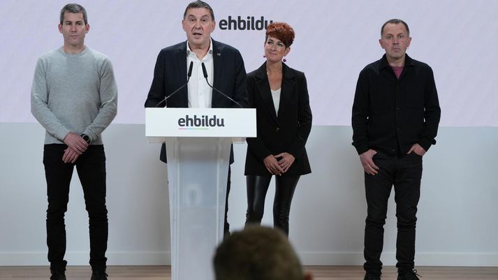 Arnaldo Otegi, leiðtogi EH Bildu, á blaðamannafundi eftir að sjö dæmdir hryðjuverkamenn ETA drógu framboð sín tilbaka. Nöfn þeirra verða engu að síður á kjörseðlum nk. sunnudag, 28. maí.