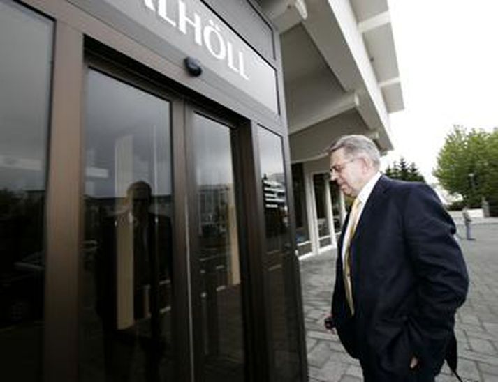 Björn Bjarnason kemur til fundar í Valhöll, húsi Sjálfstæðismanna. Hann hefur tilkynnt að hann sækist eftir öðru sæti og þar með að leiða annað hvort í Reykjavík norður- eða suðurkjördæmi.