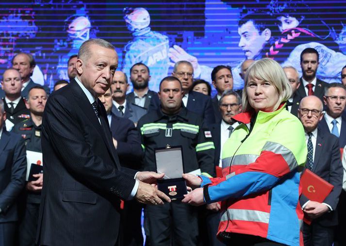 Svava Ólafsdóttir tekur við orðu frá Erdogan Tyrklandsforseta.