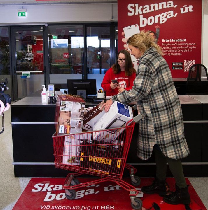 Íslensk fyrirtæki hafa að undanförnu verið að feta inn á þá braut að láta viðskiptavini greiða fyrir vörur á annan hátt en á afgreiðslukassa.