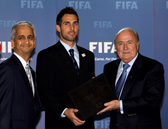 Fulltrúar Bandaríkjanna afhenda Sepp Blatter, forseta FIFA, gögn sín.