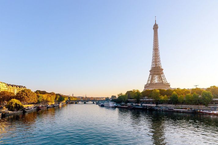 Eiffel-turninn og áin Signa í frönsku höfuðborginni París.