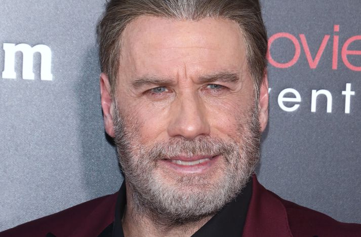 John Travolta súr á svip á frumsýningu "Gotti.“