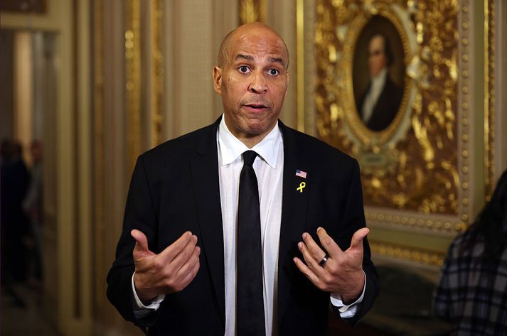Cory Booker var ansi hreint uppgefinn þegar hann mætti blaðamönnum fyrir utan þingsal eftir 25 tíma ræðu sína.