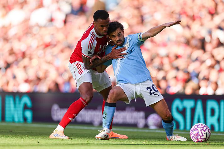 Bernardo Silva í baráttunni við Gabriel í gær.