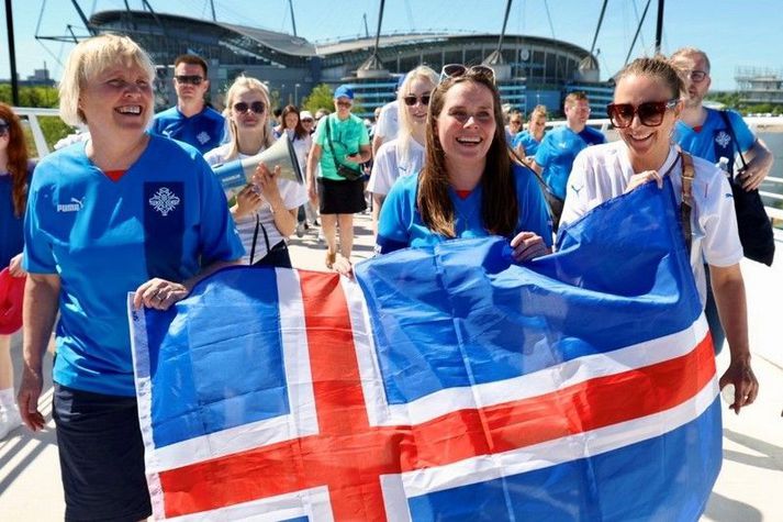 Katrín Jakobsdóttir, Vanda Sigurgeirsdóttir og Þurý B. Björgvinsdóttir fóru fyrir göngunni á völlinn.