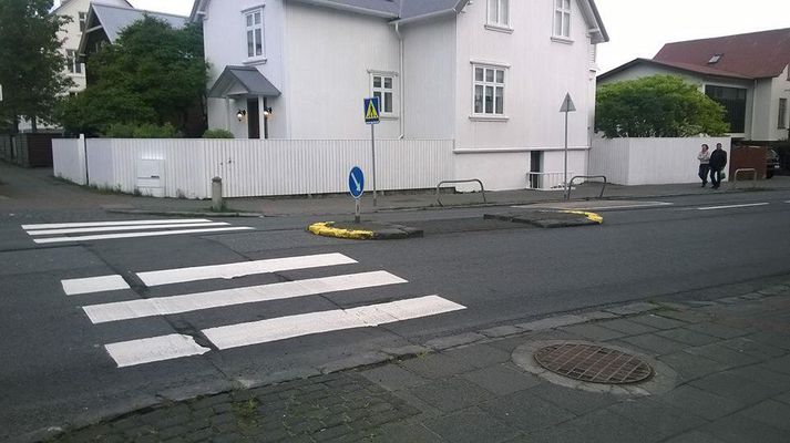 Gangbrautin er staðsett á horni Hofsvallagötu og Sólvallagötu.