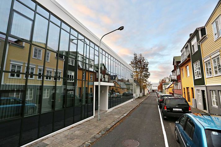 Íbúar gegnt glerklæðningunni á Þingholtsstræti voru ósáttir við speglun sem af henni varð. Málið var tekið fyrir á ný en veggurinn fær líklega að halda sér.