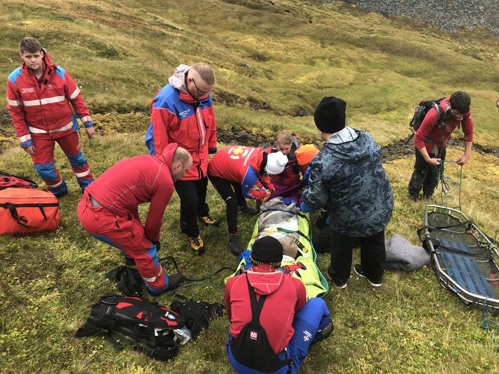 Konan hafði slasast á fæti við göngu í fjalllendi rétt norðan við Grenivík.