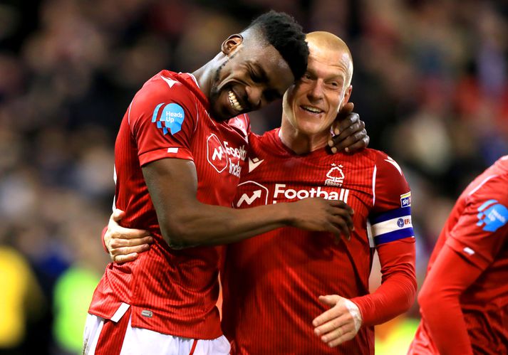 Sammy Ameobi (til vinstri) kom Nottingham Forest á bragðið gegn Leeds United.