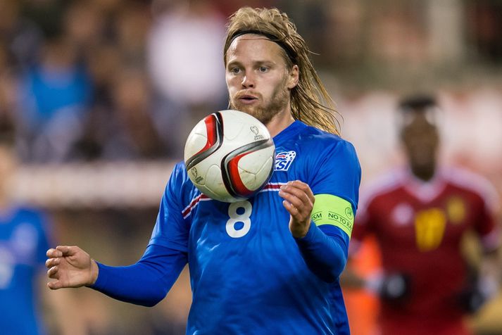 Birkir Bjarnason bar fyrirliðabandið á móti Belgíu á síðasta ári.