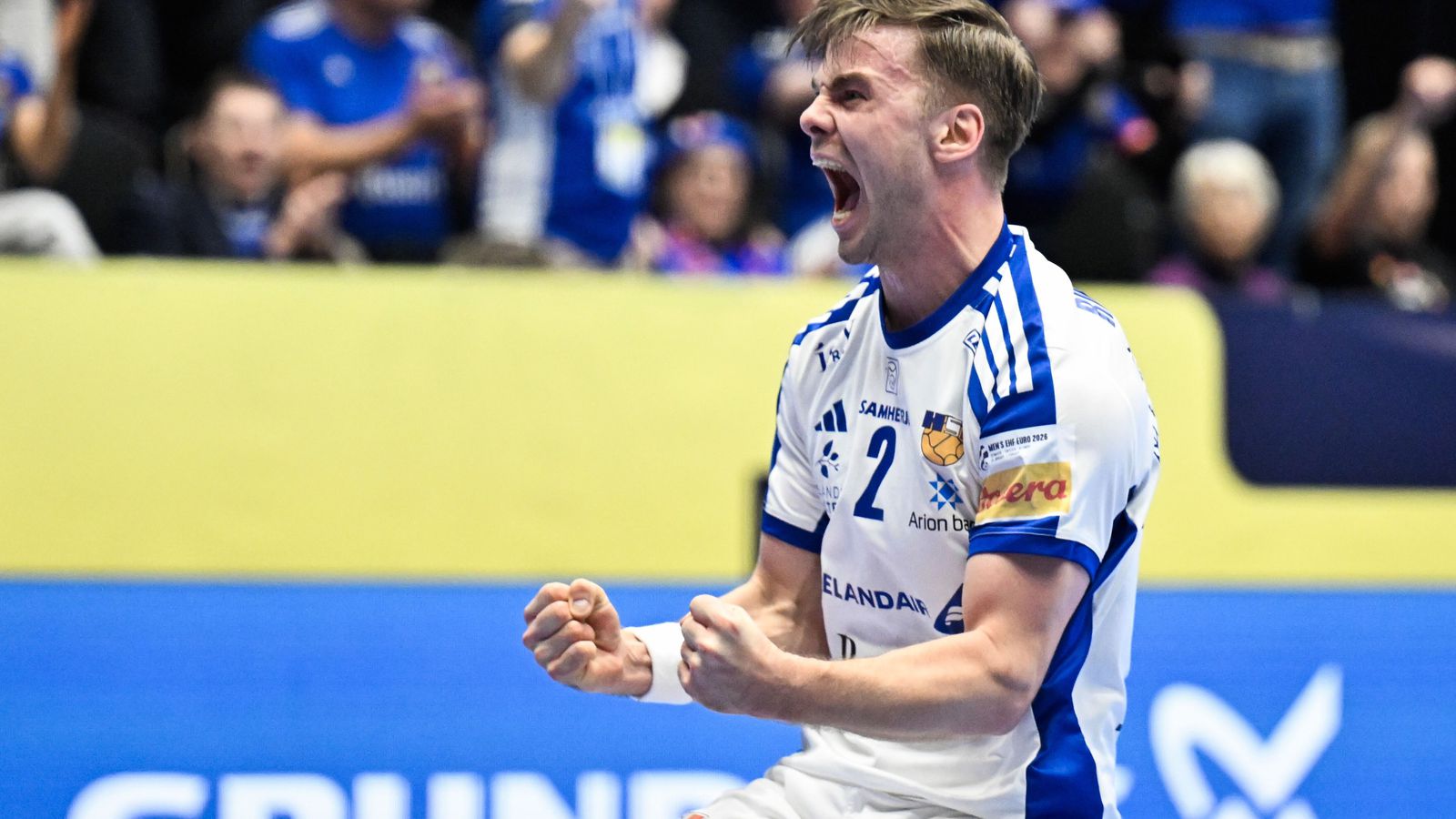 Óðinn og Lena Margrét með sópinn á lofti í úr­slita­keppninni