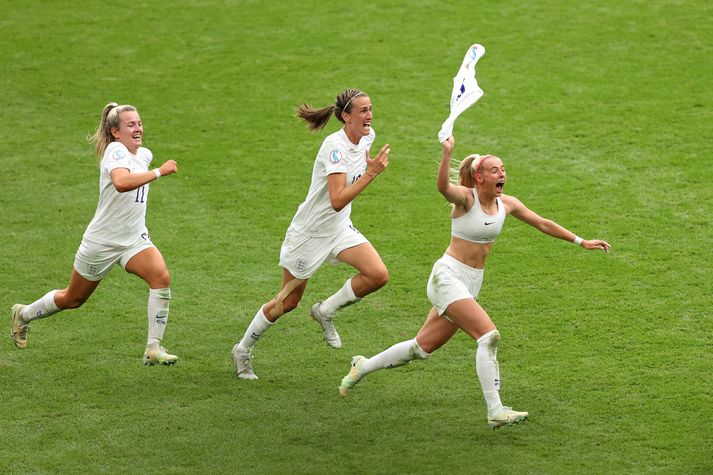 Enska kvennalandsliðssið varð Evrópumeistari í fótbolta í júlí eftir dramatískan sigur á Þýskalandi í úrslitaleik á Wembley. Chloe Kelly skoraði sigurmarkið og fagnaði því með því að fara úr keppnistreyjunni. Fyrsti titil enska landsliðsins í fótbolta frá því að karlarnir unnu á Wembley á HM 1966.