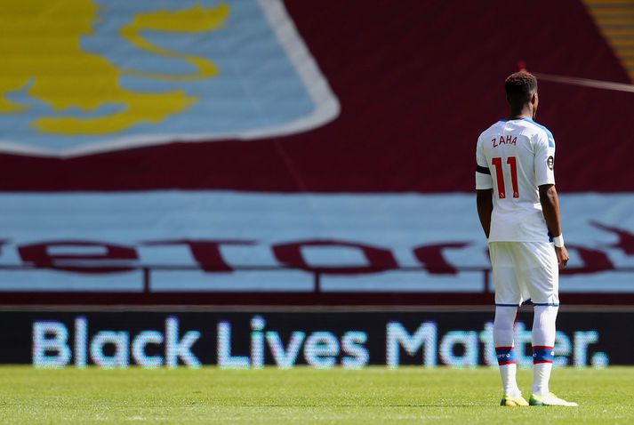 Zaha vaknaði með ógeðfelld skilaboð á samfélagsmiðlum í morgun. Hann átti ekki sinn besta dag er Crystal Palace tapaði gegn Aston Villa í dag.