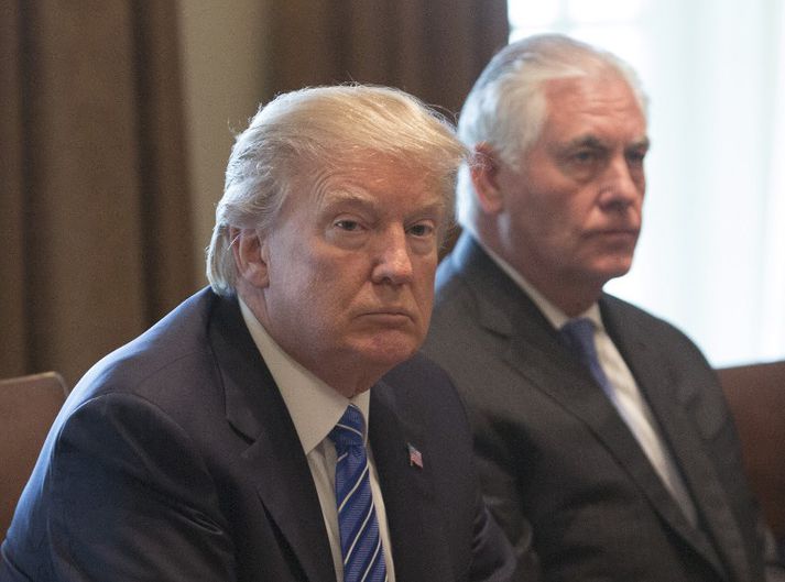 Trump hefur verið sagður grafa undan valdi og áhrifum Tillerson, utanríkisráðherra síns (t.h.).