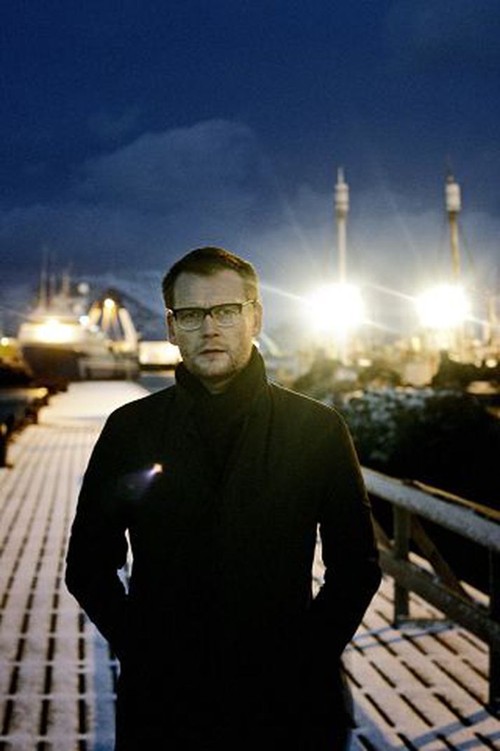Verk sem á við Djúpið er einleikur Jóns Atla um mann sem lendir í sjóskaða. Hann neyðist til að synda í land, eitthvað sem erlend leikhús telja lýsandi fyrir ástand Íslands um þessar mundir.
