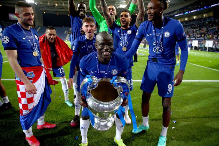 N'Golo Kante með Meistaradeildarbikarinn eftir sigur Chelsea á dögunum.