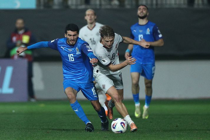 Albert Guðmundsson smeygir sér framhjá Rahman Dashdamirova í leik Aserbaísjans og Íslands í gær.