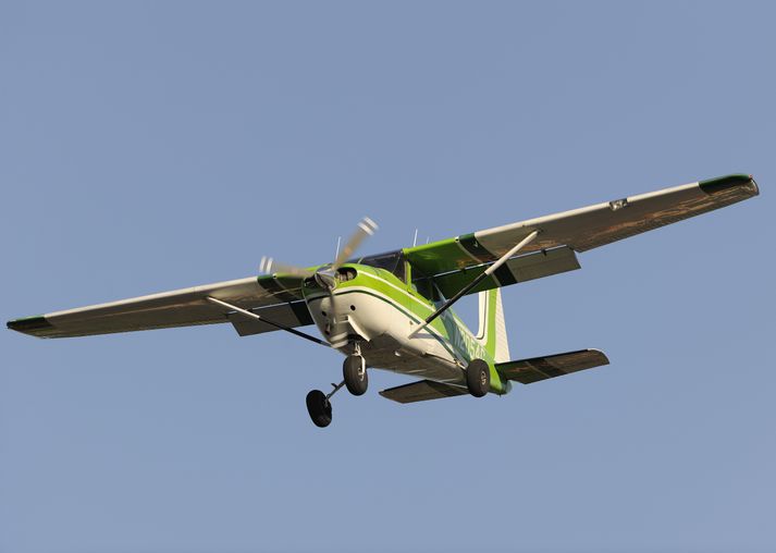 Cessna 182 vél á flugi. Slík vél brotlenti í Simbabve í dag.