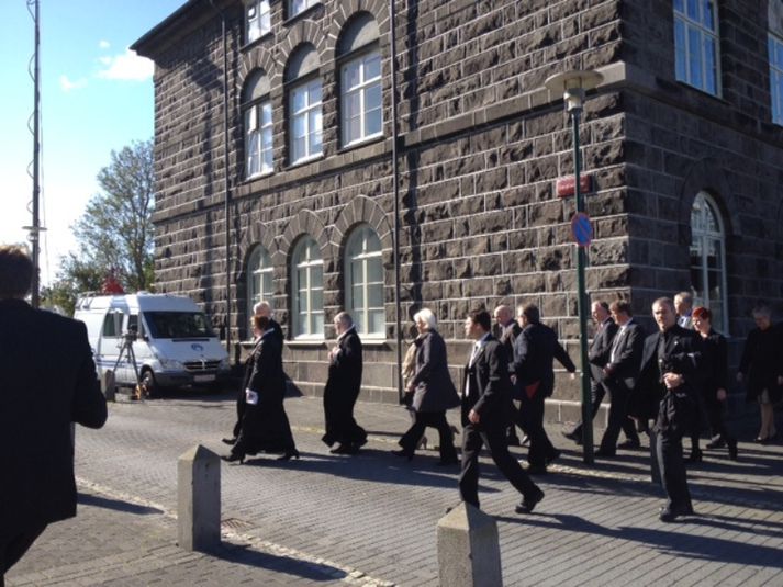 Þingmenn ganga til messu.
