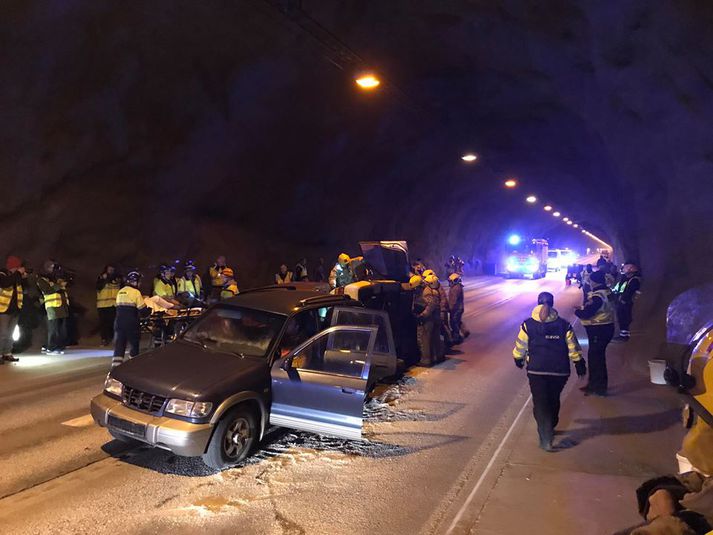 Umfangsmikil æfing fór fram í Hvalfjarðargöngum í nótt.