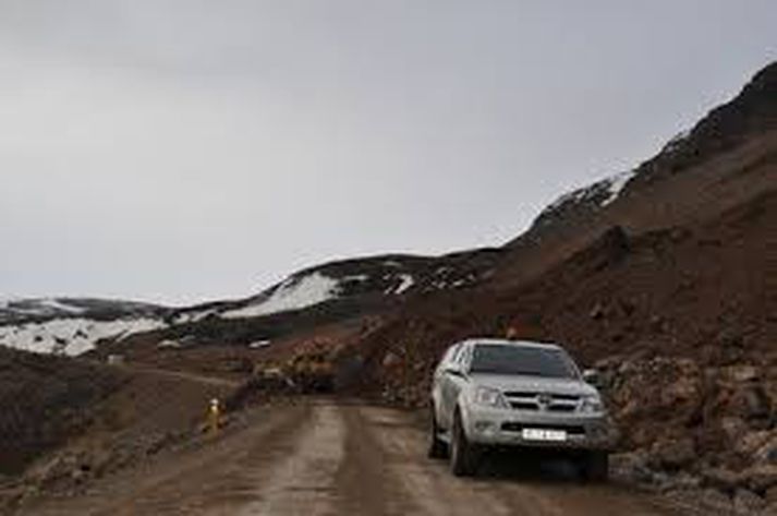Talið er að um 150 þúsund rúmmetrar af mold og grjóti hafi fallið í skriðunni sem jafngildir fullfermi á vel á annað þúsund malarflutningabíla.