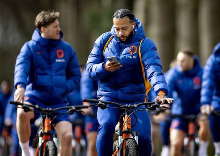 Memphis Depay og liðsfélagar hans í hollenska landsliðinu sáust að sjálfsögðu við hjólreiðar fyrir leikinn gegn Skotlandi. 