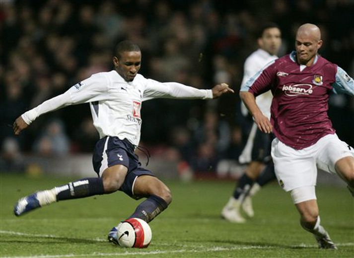 Jermaine Defoe og Paul Konchesky takast á í leik West Ham og Tottenham á sunnudaginn var.