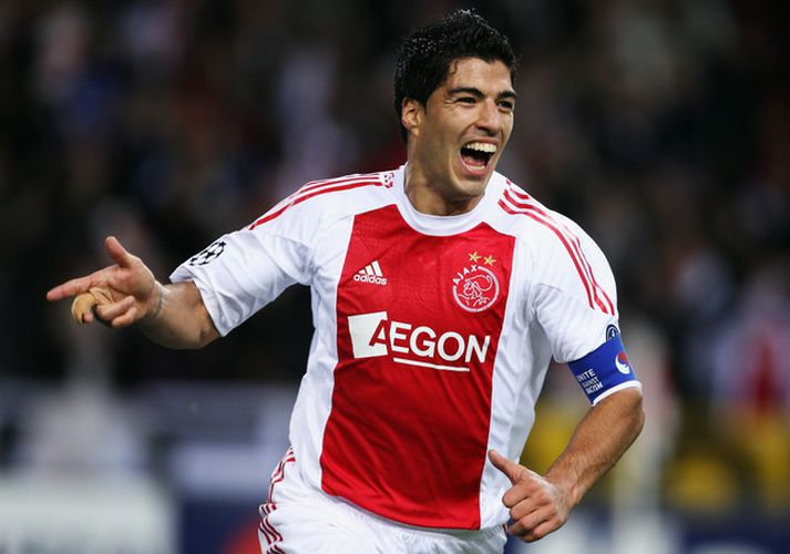 Luis Suarez fagnar marki í leik með Ajax.