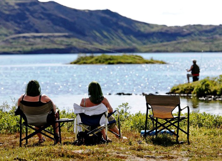 Einna hlýjast verður inn til landsins á stöðum eins og Þingvöllum. Sólarvörn og flugnanet gætu komið sér vel um helgina. 