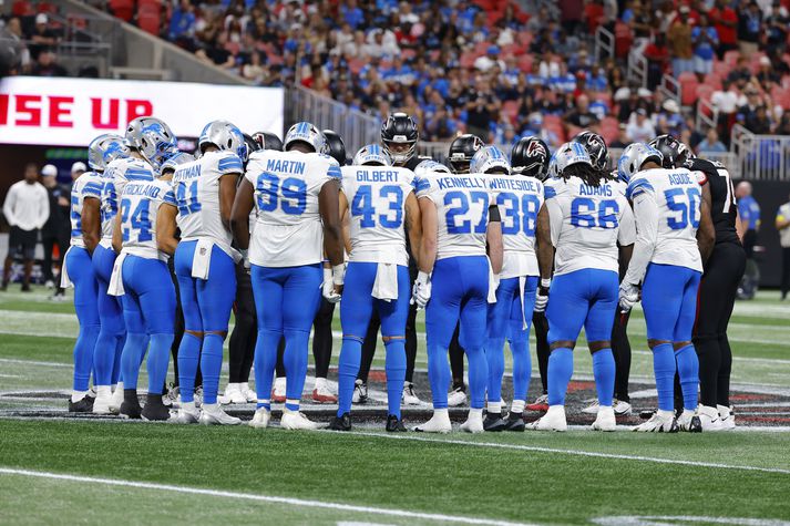 Leikmenn Detroit Lions og Atlanta Falcons stóðu saman í hring og leyfðu klukkunni að renna út.