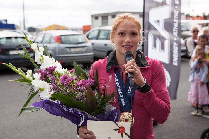Annie ávarpar aðdáendur sína og vini.