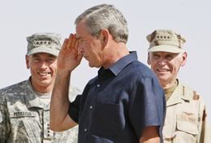 Bush kom til óvæntrar heimsóknar til Írak í dag.