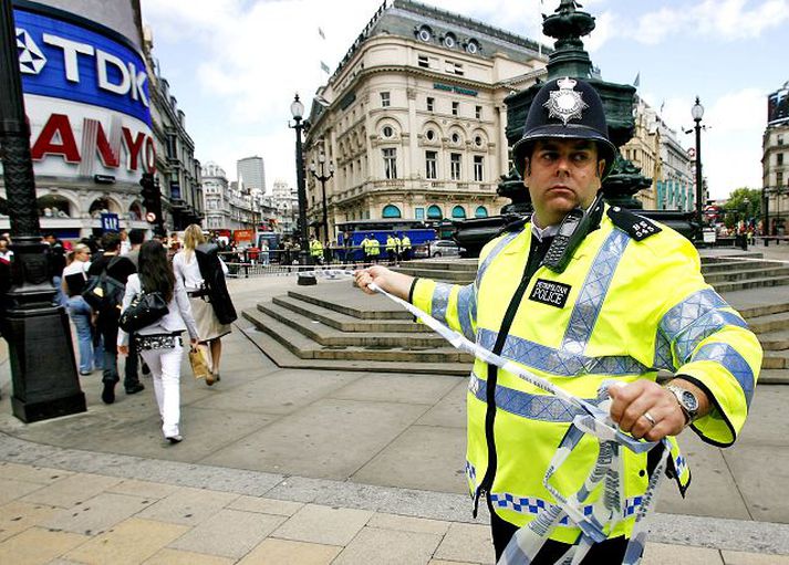 Götunum í kringum Heymarket og Piccadilly Circus var lokað vegna rannsóknarinnar.