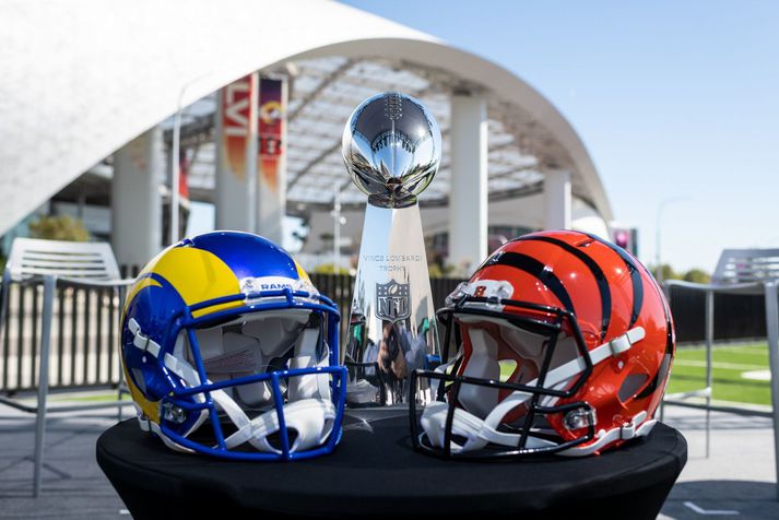 Það verður mikið um dýrðir í kvöld þegar Los Angeles Rams og Cinncinati Bengals mætast i Super Bowl og berjast um Vince Lombardi bikarinn.